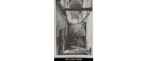 Vene Veebruarirevolutsiooni ajal põlema pandud Toompea lossi vangla üks
                    tühjaks põlenud koridor.