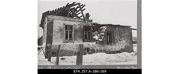 Lahingutegevuse käigus purustatud hoone Dubrovka külas Jamburgi
                    lähedal.