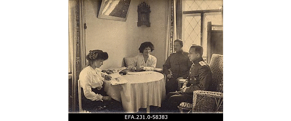 Tsarskoje Selo Fjodorovski Gorodoki hoonetes asuva sõjaväehaigla
                    patroonid, Vene tsaari Nikolai II tütred suurvürstinnad Maria (paremal) ja
                    Anastasia (vasakul) koos kahe ohvitseriga haigla ühes ruumis.