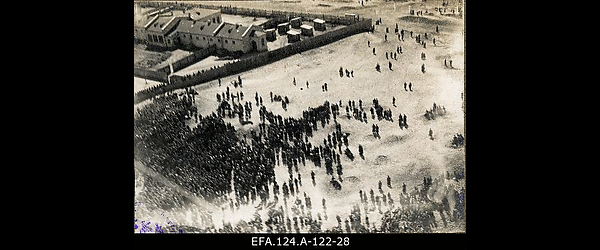 40 meetri kõrguselt tehtud aerofoto 1. mai miitingust Riias 1. 05.
                    1917.