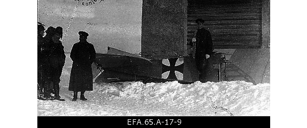 Vene 12.armee lennusalga lendur podpraporštšik (veltveebel) Jaan Mahlapuu
                    tema poolt Riias allatulistatud Saksa lennuki [„Albatros“] rusude
                    juures.