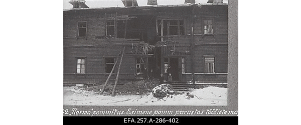 Nõukogude Vene vägede suurtükitule esimene tabamus – Narva Kreenholmi
                    vabriku üks tööliste maja.