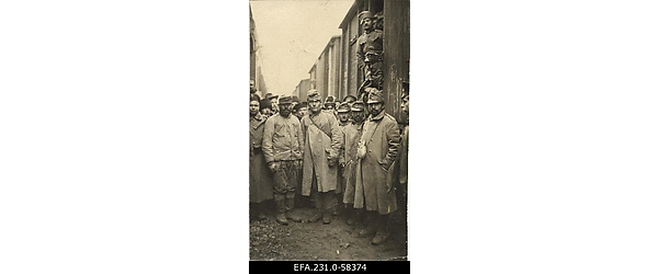 Austria sõjavangid koos Vene rahvakaitseväe valvuritega Pliski
                    raudteejaamas Ivangorodi lähedal.