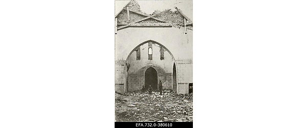 Lahingutegevuse käigus purustatud kiriku sisemus Kurtenhofis (Kurtu
                    muiža, Salaspils).