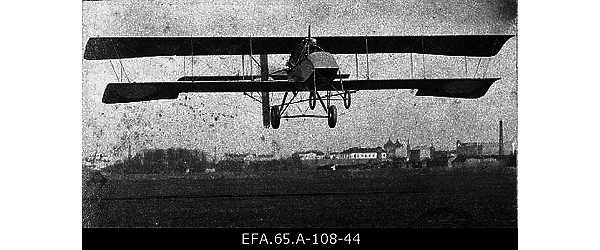 Vene 23. korpuse lennusalga lennuk “Voisin” maandumas Riia
                    lennuväljal.