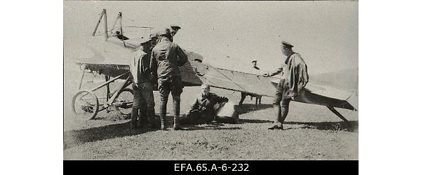 Vene 23.korpuse lennusalga lendurid lennuki “Deperdussin”
                    juures.