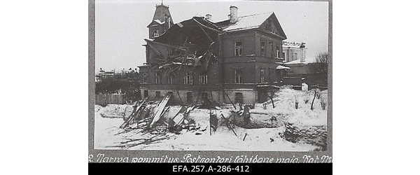 Nõukogude Vene vägede suurtükitules mürsutabamuse saanud elumaja Narva
                    postkontori lähedal.