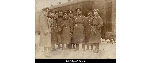 Vene 23.korpuse lennusalga ohvitserid raudteejaamas.
