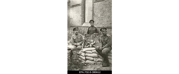 Vene 33.Jalaväediviisi 131.Tiraspoli polgu [ülem?] polkovnik Dmitrjev
                    (paremal) ja [polgu] arst Kraskov (vasakul).
