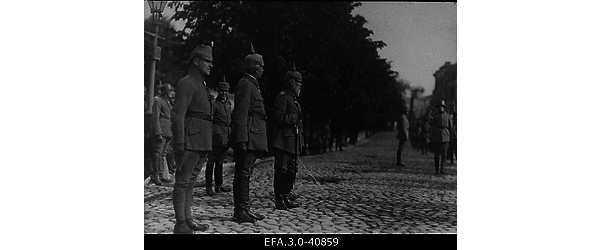 Saksa idavägede ülemjuhataja kindralfeldmarssal Baieri prints Leopold
                    (esiplaanilt kolmas) vastu võtmas sõjaväeparaadi.