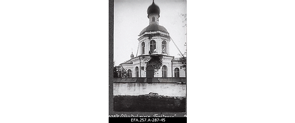 Suurtükitules kannatada saanud Troitskaja küla vene õigeusu kirik Ostrovi
                    lähedal.