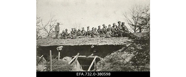 Vene 33.Jalaväediviisi 131.Tiraspoli polgu sõdurid varjendi katusel
                    kaarte mängimas.