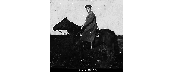 Vene 577. Permi rahvaväe jalaväepolgu ohvitser lipnik Gusev
                    hobusel.