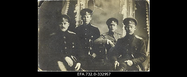 Vene 261.tagavarapataljoni 3.roodu lipnikud (vasakult): Kristjan Saar,
                    Hans Miller, Georg Vaher, Johann Ostrat.