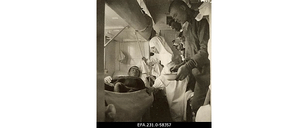 Haavatud Vene sõdur ja halastajaõde sanitaarrongi vagunis.