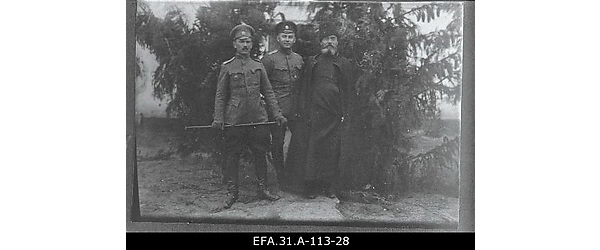 Vene 444.välilaatsareti nooremarst Johannes Vares (keskel) koos kolleegi
                    ja [kohaliku] vaimulikuga.
