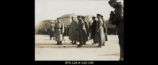 Vene 12. armee juhataja jalaväekindral Radko Radko-Dmitrjev koos
                    Prantusmaa sõjaliste esindajatega 4. Vidzeme Läti polgu ülevaatusel Riias, mai
                    1917.