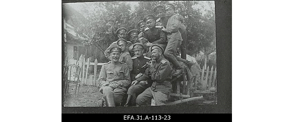 Vene 444.välilaatsareti nooremarst Johannes Vares (üleval paremalt 3.)
                    koos [16.Sandomiri piirivalvebrigaadi] ohvitseridega.