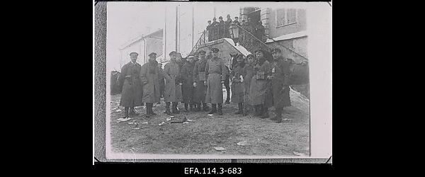 Saksa 23.Jalaväebrigaadi ülem oberst (kolonel) Wilhelm Jahn (paremalt 5.)
                    koos alluvate ohvitseridega raekoja ees.