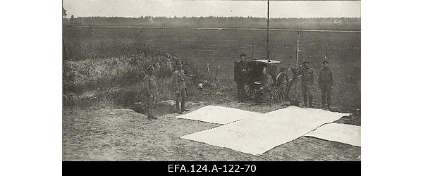 Vene 23. korpuse traadita telegraafijaam koos meeskonnaga lennuväljal
                    [1916].