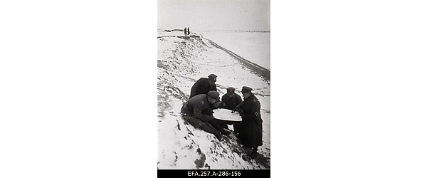 Kalevlaste Maleva 3.roodu ohvitserid ja allohvitserid Peipsi järve kaldal
                    Võõpsu lähedal kaarti uurimas.