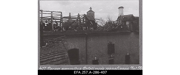 Nõukogude Vene vägede suurtükitules tabamuse saanud Orlovi maja katus
                    [Koidu tänaval?] Narvas.