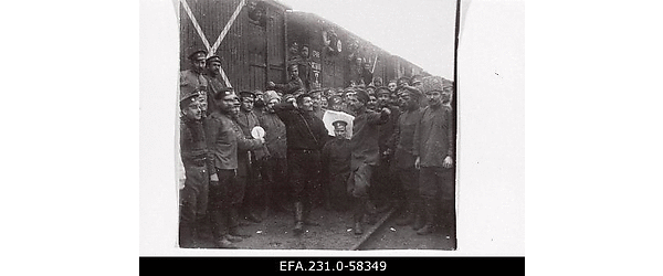 Vene sõdurid tantsimas raudteejaamas vahepeatuse ajal.