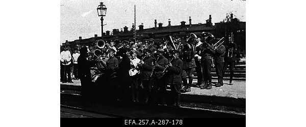 Kuperjanovi partisanide pataljoni orkester mängimas sõjavägede
                    ülemjuhataja kindralmajor Johan Laidoneri saabumisel Pihkva
                    raudteejaama.