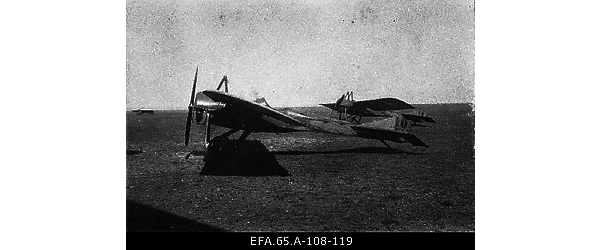 Vene 23. korpuse lennusalga kaks “Deperdussin” lennukit
                    lennuväljal.