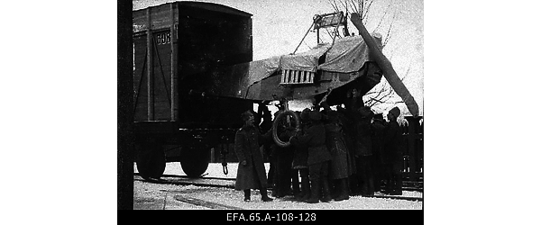 Vene 23. korpuse sõdurid raudteevagunist maha laadimas lennukit
                    “Albatross”.