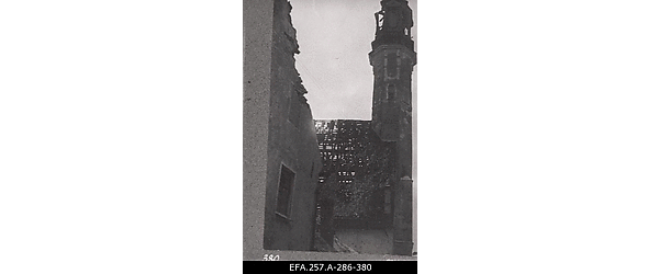 Nõukogude Vene vägede suurtükitules kannatada saanud Narva Jaani kiriku
                    tornikiiver ja katus.