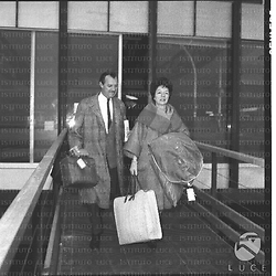 Allan Scott, produttore e sceneggiatore cinematografico (?), con la moglie all'aeroporto di Fiumicino - totale