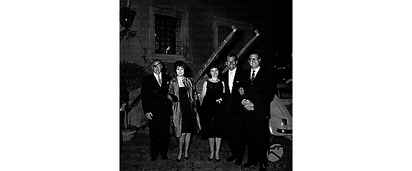 Roma Richard Egan di sera davanti al ristorante con la moglie, Raul Walsh, Daniela Rocca ed un'altra persona