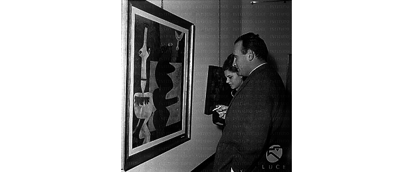 Valerio Zurlini davanti ad un'opera di Gianni Dova