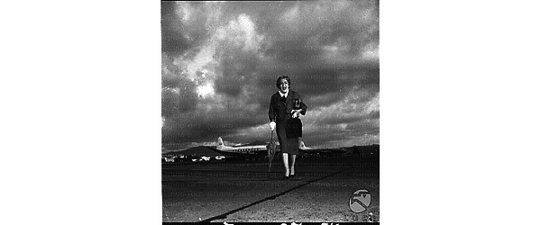 L'attrice americana Mary Pickford sulla pista dell'aeroporto di Ciampino - campo medio
