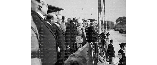 Roma Il gruppo di autorità che assiste, insieme ad Enrico De Nicola, alla sfilata delle Forze di Polizia nell'ippodromo di Villa Glori