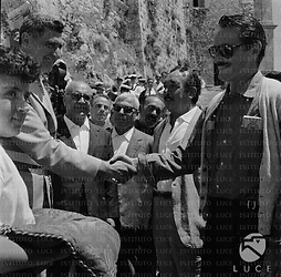 Pietro Germi stringe la mano al sindaco del paese siciliano