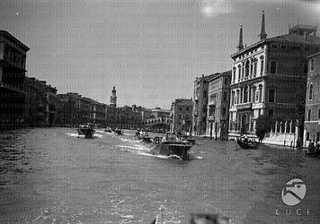 Venezia Corteo di imbarcazioni solca il Canal Grande
