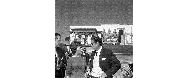 Jeanne Crain, Amedeo Nazzari e Vincent Price davanti alla ricostruzione di un edificio egizio
