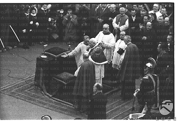 Il papa Giovanni XXIII ripreso mentre prende posto all'altare creato a piazza di Spagna davanti ad una folla di persone. Campo medio