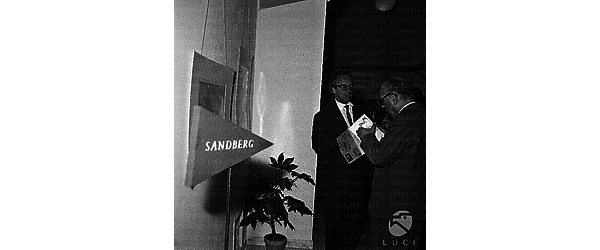 Herbert Sandberg ad una mostra di suoi quadri con personalità