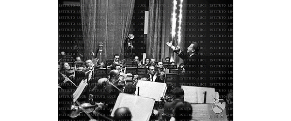 Roma Vittorio Abbati ripreso  mentre dirige l'orchestra del Teatro dell'Opera di Roma al Barberini