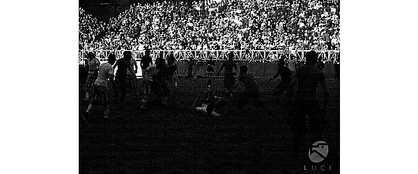 Firenze Azione di gioco tra calcianti in costume storico in piazza della Signoria