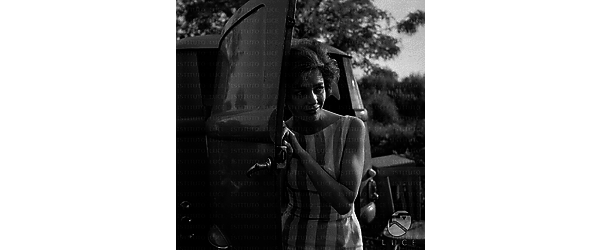 Emmanuelle Riva vicino ad un furgoncino. Piano medio