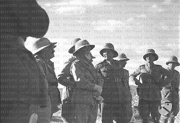 Il maresciallo De Bono con il generale Villa Santa, il generale Maravigna e altri ufficiali al fronte