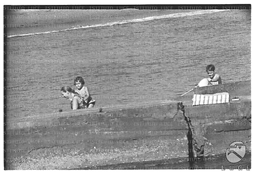 Ingrid Bergman  su un pontile a Santa Marinella con i figli - campo lungo