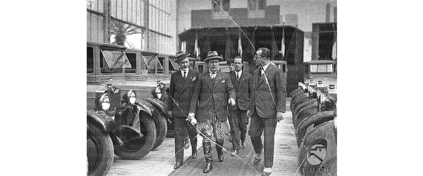 Roma Mussolini visita l'autoparco dell'Istituto Luce