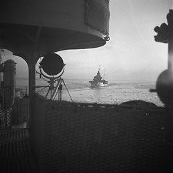 Una nave da guerra in navigazione ripresa dal ponte di un'altra unità del convoglio italiano
