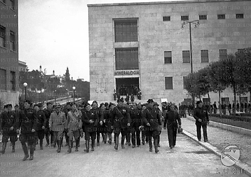Roma Mussolini, accompagnato dal rettore Pietro de Francisci, dal ministro De Vecchi e da un seguito di gerarchi, visita la città universitaria