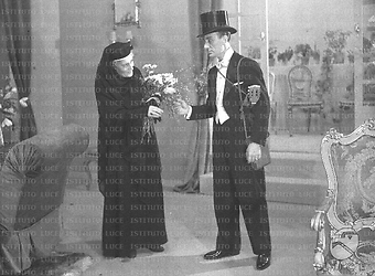 Luigi Cimara impegnato in una scena della commedia con un'attrice della compagnia